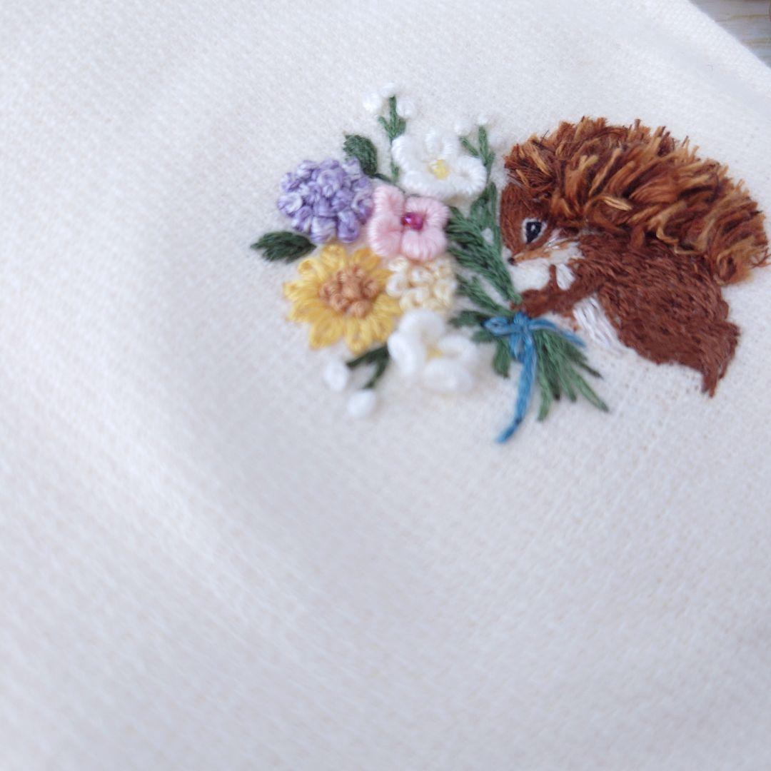 手刺繍入ちっちゃな タオルハンカチ【りす君とフラワーブーケ】