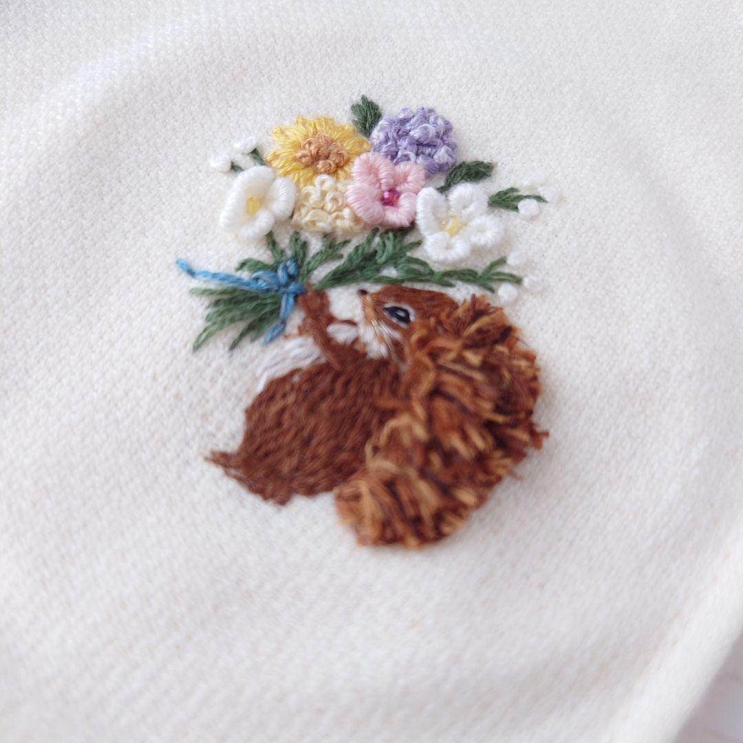 手刺繍入ちっちゃな タオルハンカチ【りす君とフラワーブーケ】
