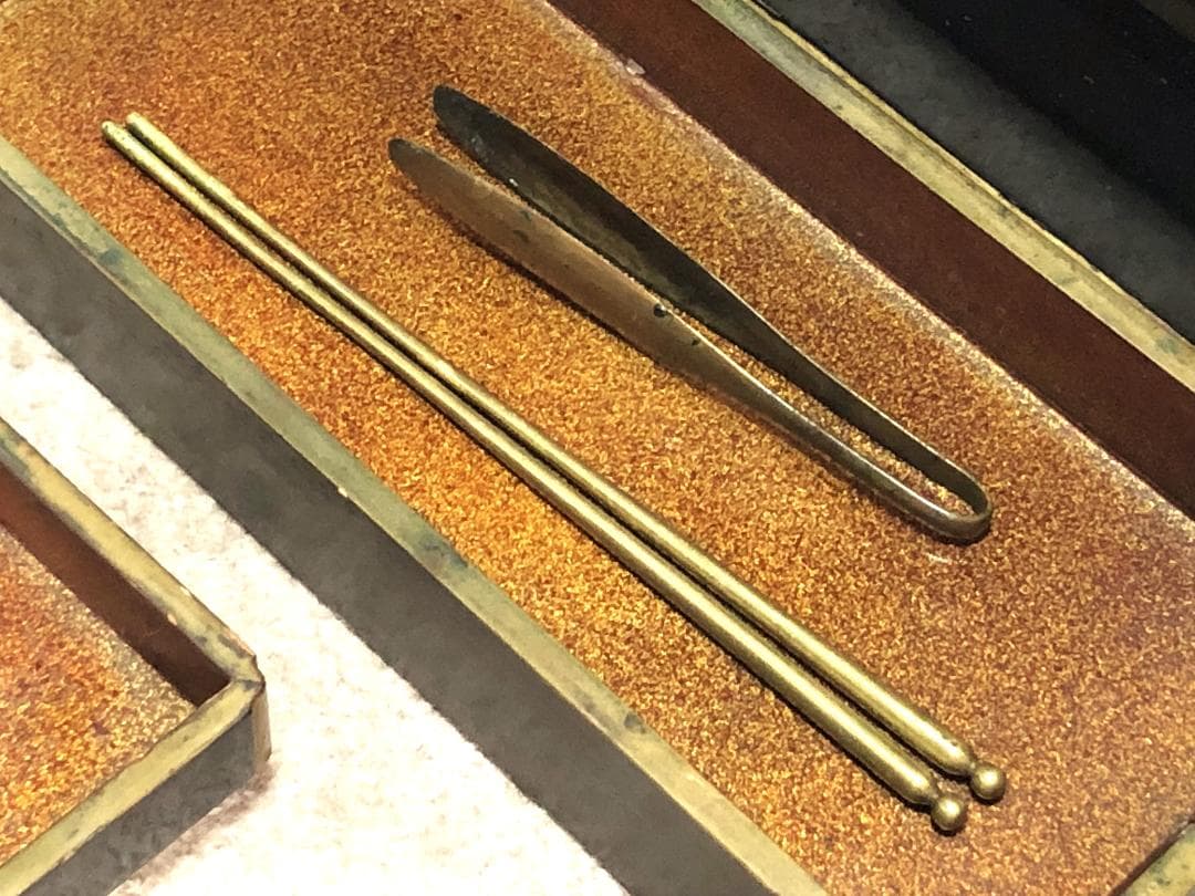 【 江戸期行灯道具箱 】　木彫本漆塗　十六弁二重菊・五七桐紋　火箸芯切り和蠟燭付
