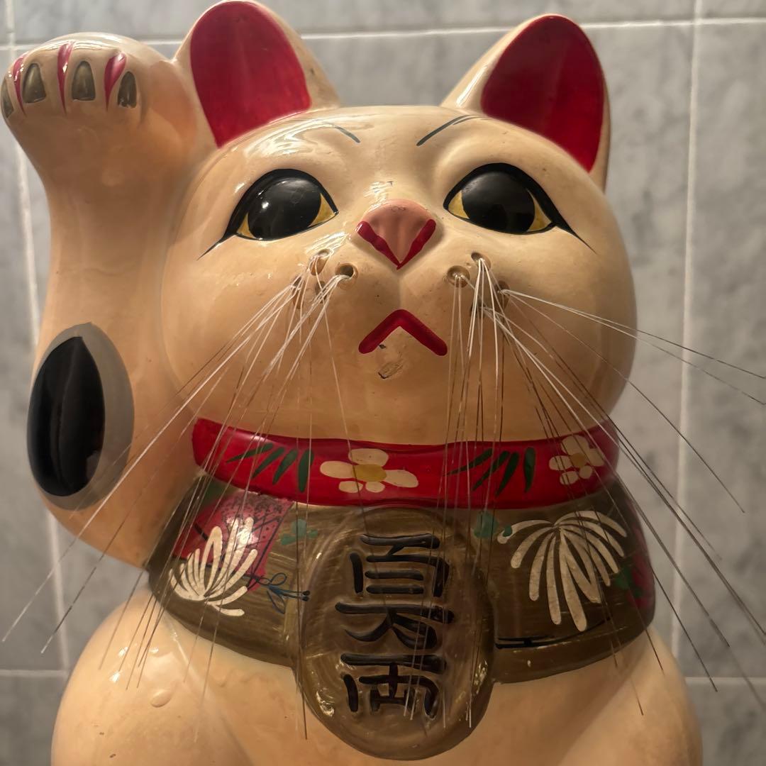 アンティーク手描きの美しい眉毛や長いヒゲが美しい特大の招き猫