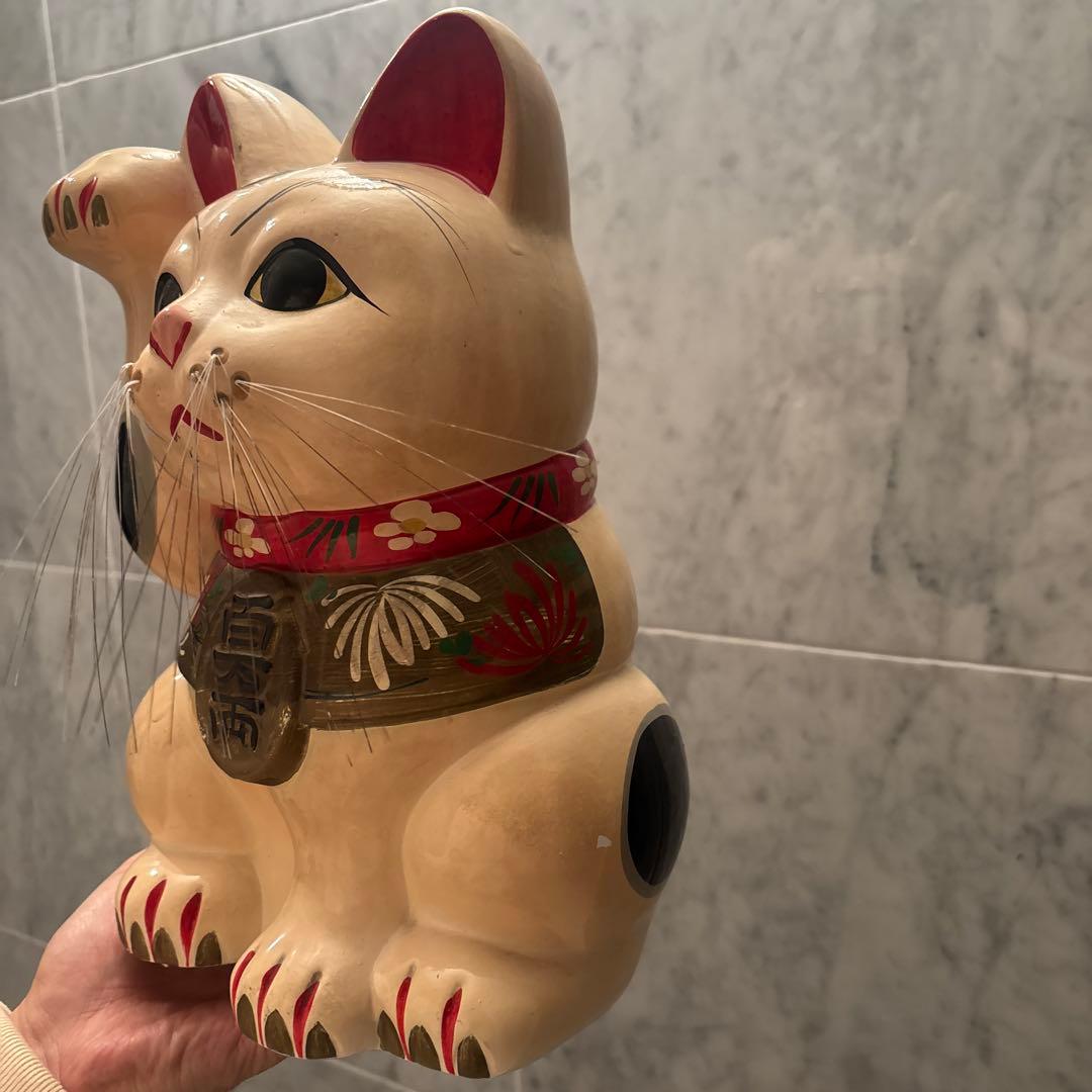 アンティーク手描きの美しい眉毛や長いヒゲが美しい特大の招き猫