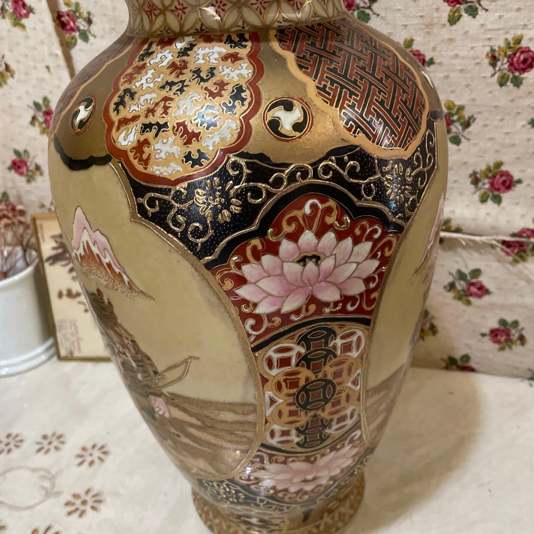 8.手描き陶器の花瓶 山と人物模様薩摩焼のようです