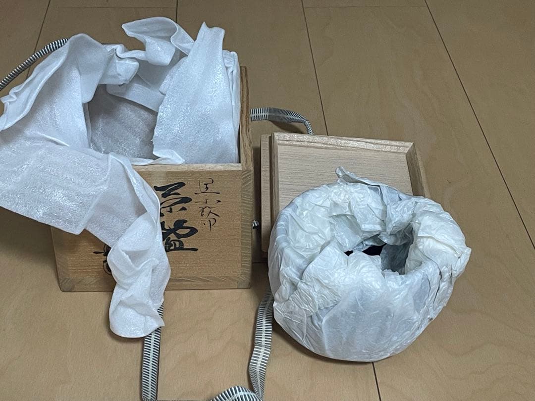 黒色陶器茶碗 木箱付き　吉村楽入