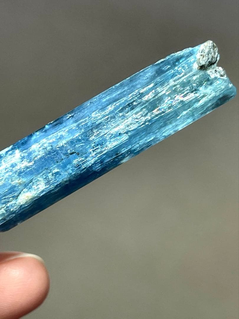 ベトナム産 アクアマリン 大型標本 レインボー入り 結晶イン結晶36.70 ct