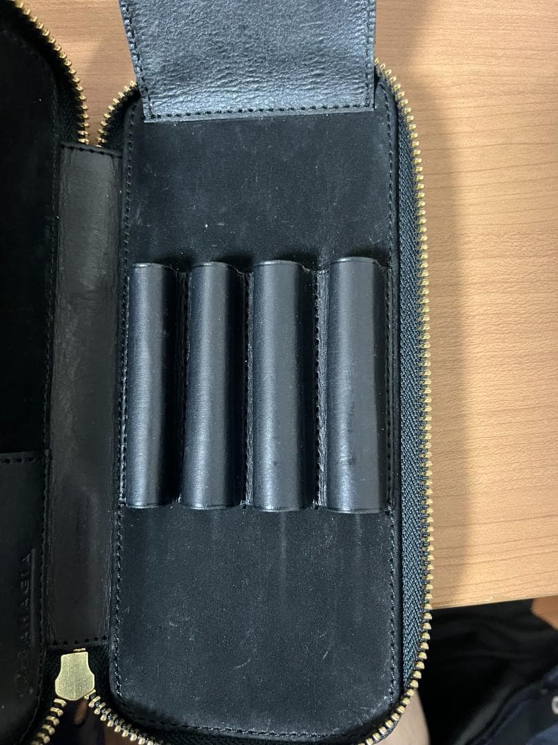 バハギア ラウンドジップペンケース プエブロ ネロ