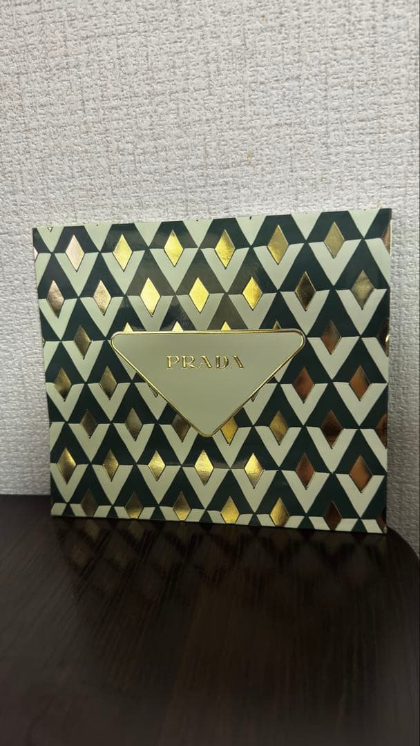 【PRADA】リップバーム　ハンドクリーム　※箱とショッパー袋付き