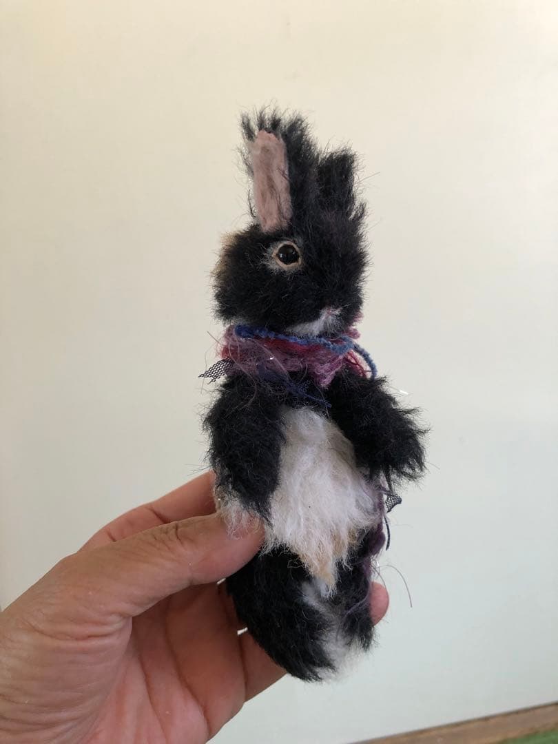 手のひらサイズの黒白ウサギぬいぐるみ