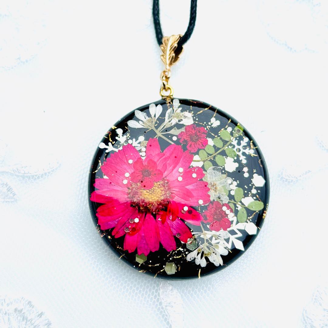 No.2063★ハンドメイド★妖夜華☆5cm☆フラワーレジンネックレス