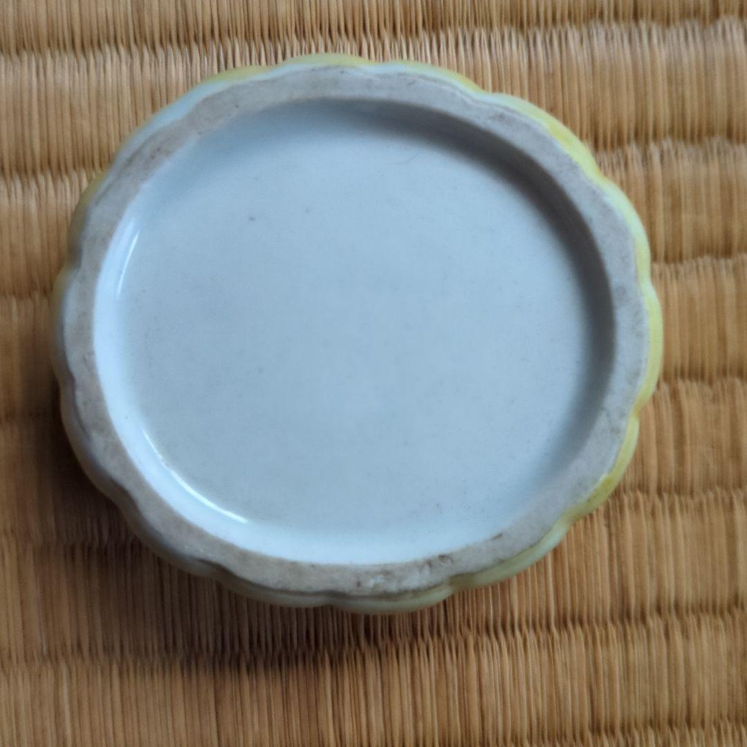花びらデザイン 香合 磁器色絵菊香合