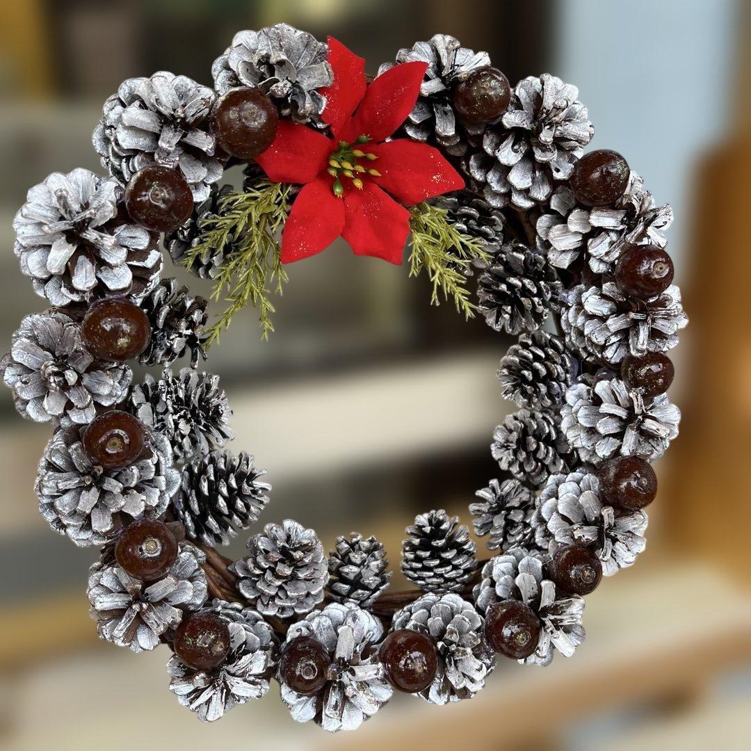 クリスマスリース 松ぼっくり 赤い花 約　27cm