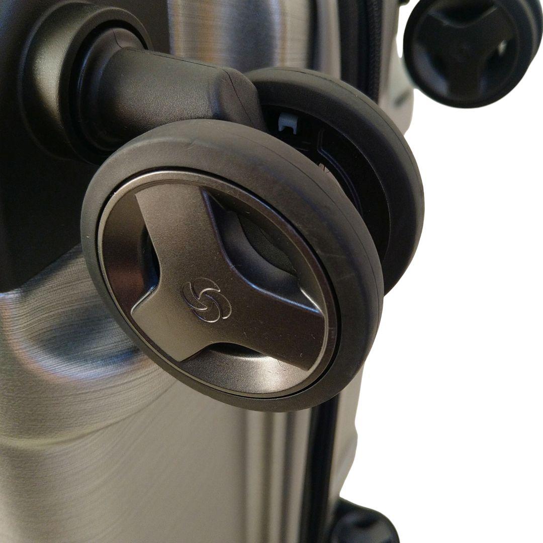 サムソナイト「EVOA/エヴォア」SPINNER69cm /シルバー