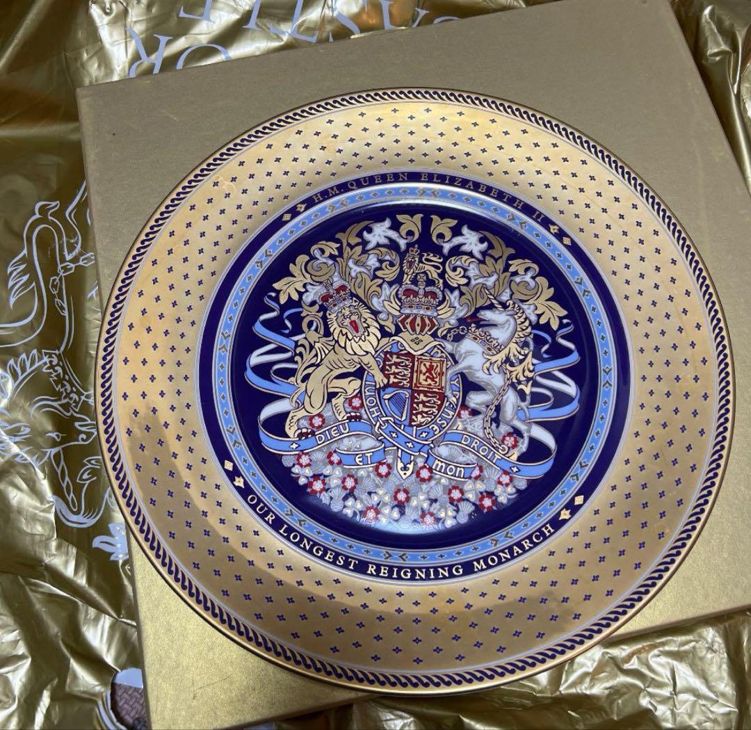 イギリスで購入された金装飾の青い絵柄の皿