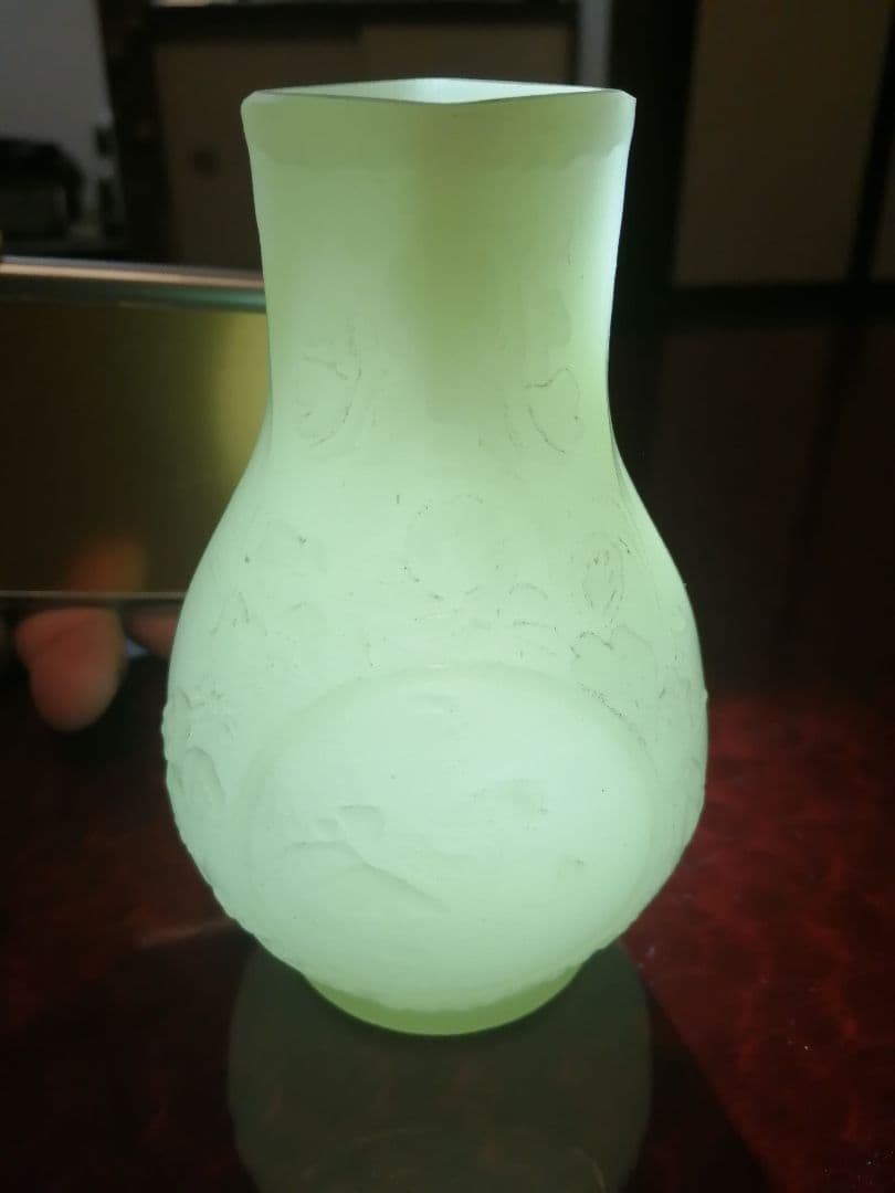 翡翠？　和田玉？　山水図　花瓶　淡い緑色の彫刻模様の置物