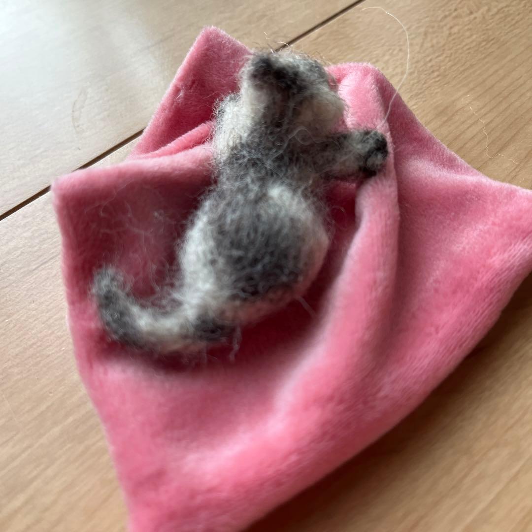 羊毛フェルト　寝ている子猫
