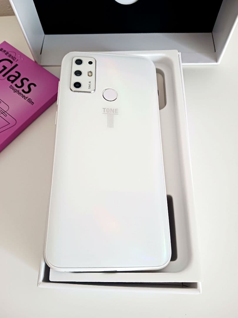 【美品♪】TONE スマートフォン本体 ホワイト 強化ガラスフィルム付き