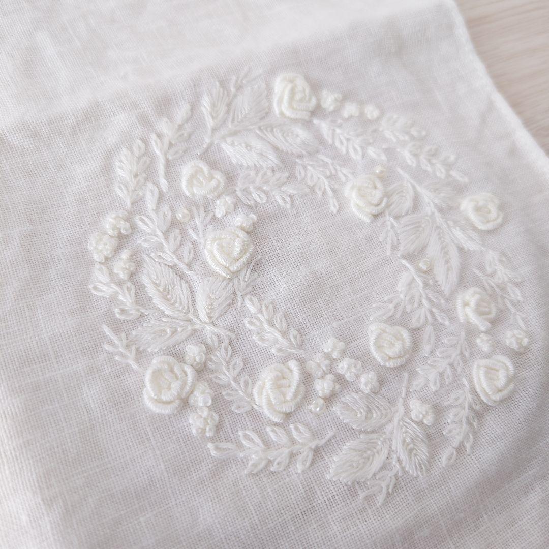手刺繍入り　リネンクロス/リネンハンカチ【白糸刺繍ローズ】