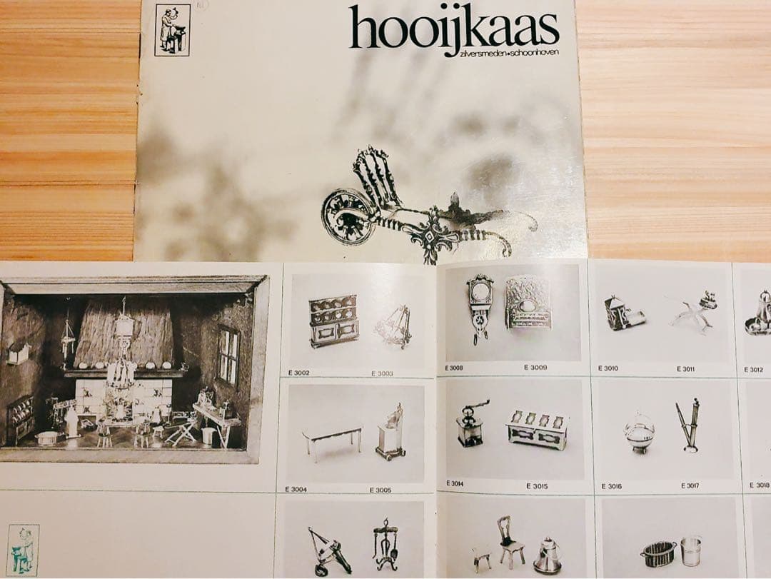 オランダHooijkaas社製、純銀835S『ミニチュア・編物する婦人』