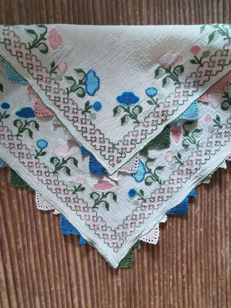 アンティーク 美しい花とモザイク色糸刺繍 シルククロス トライアングルレース装飾