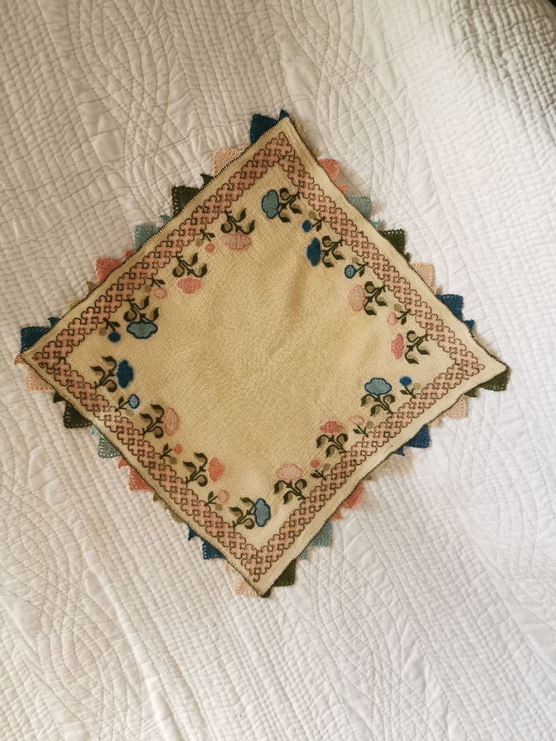 アンティーク 美しい花とモザイク色糸刺繍 シルククロス トライアングルレース装飾