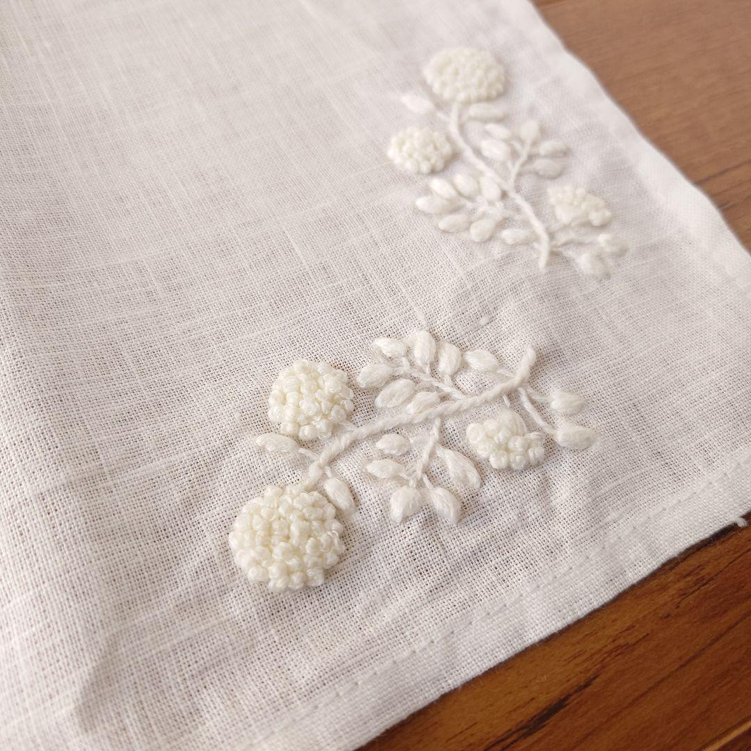 手刺繍入り　リネンクロス/リネンハンカチ【こでまり/小手毬】
