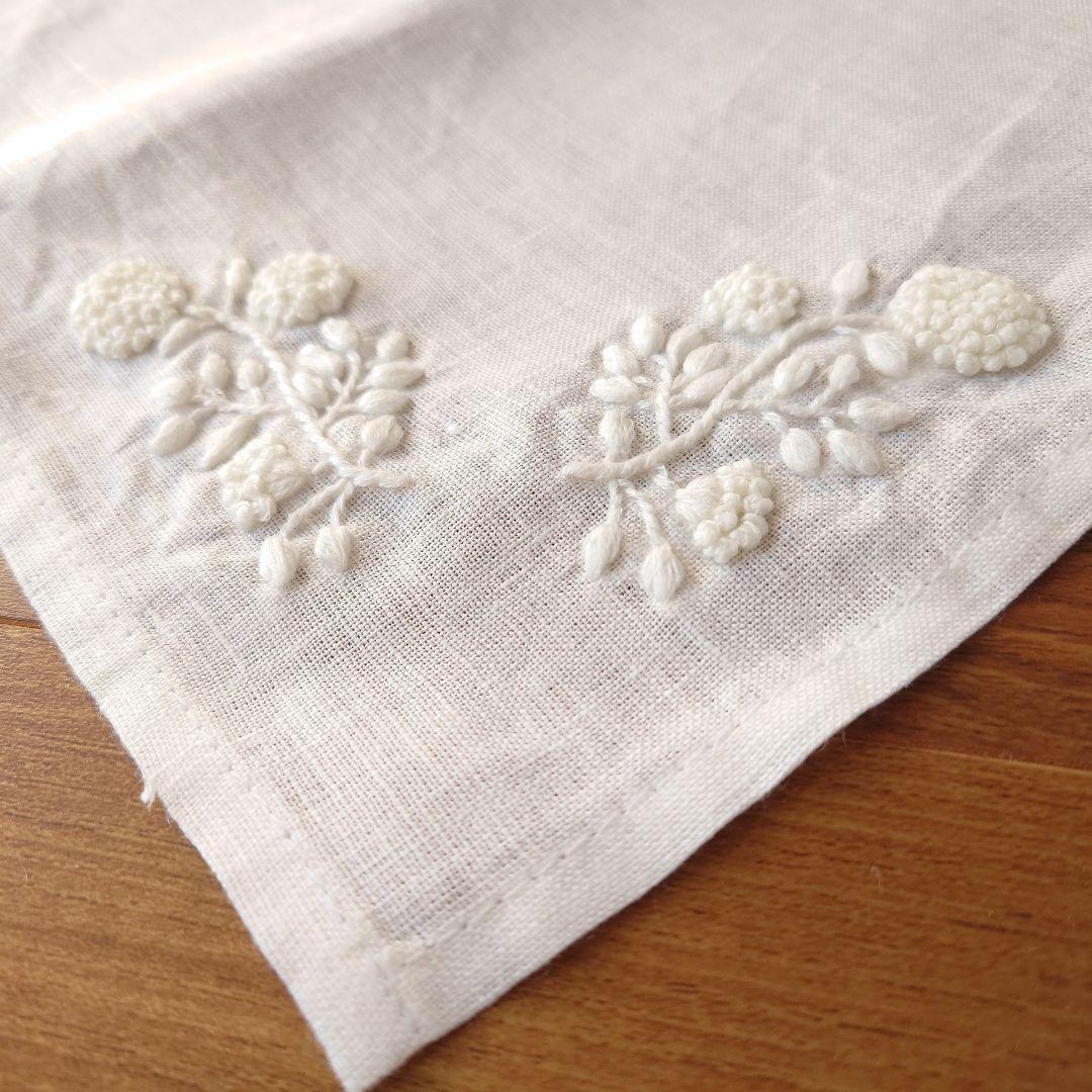 手刺繍入り　リネンクロス/リネンハンカチ【こでまり/小手毬】