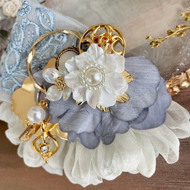 ハンドメイド　大ぶり♡水色刺繍リボンとゴールドパーツの華やかヘアアクセサリー♡