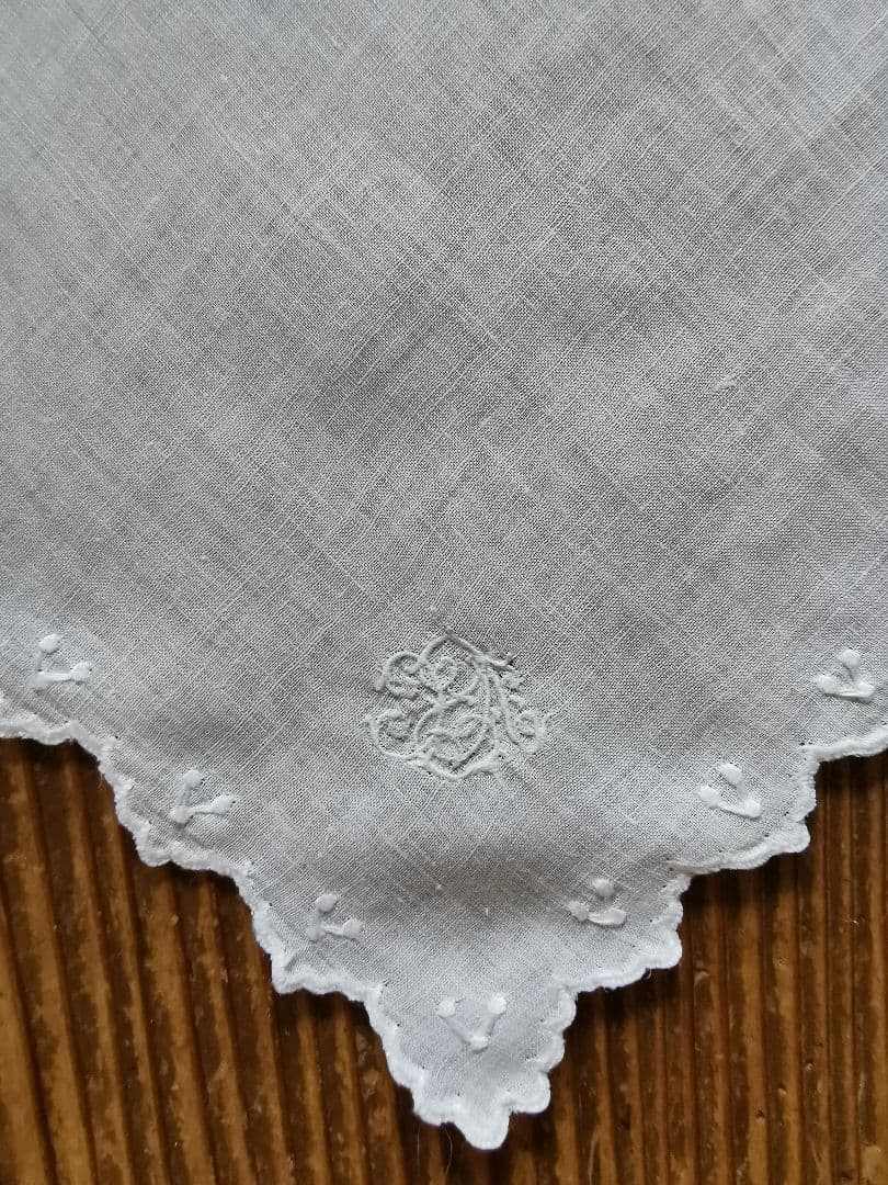 アンティーク フランス 花弁スカラップ 3ドット 筆記体イニシャル刺繍 ハンカチ