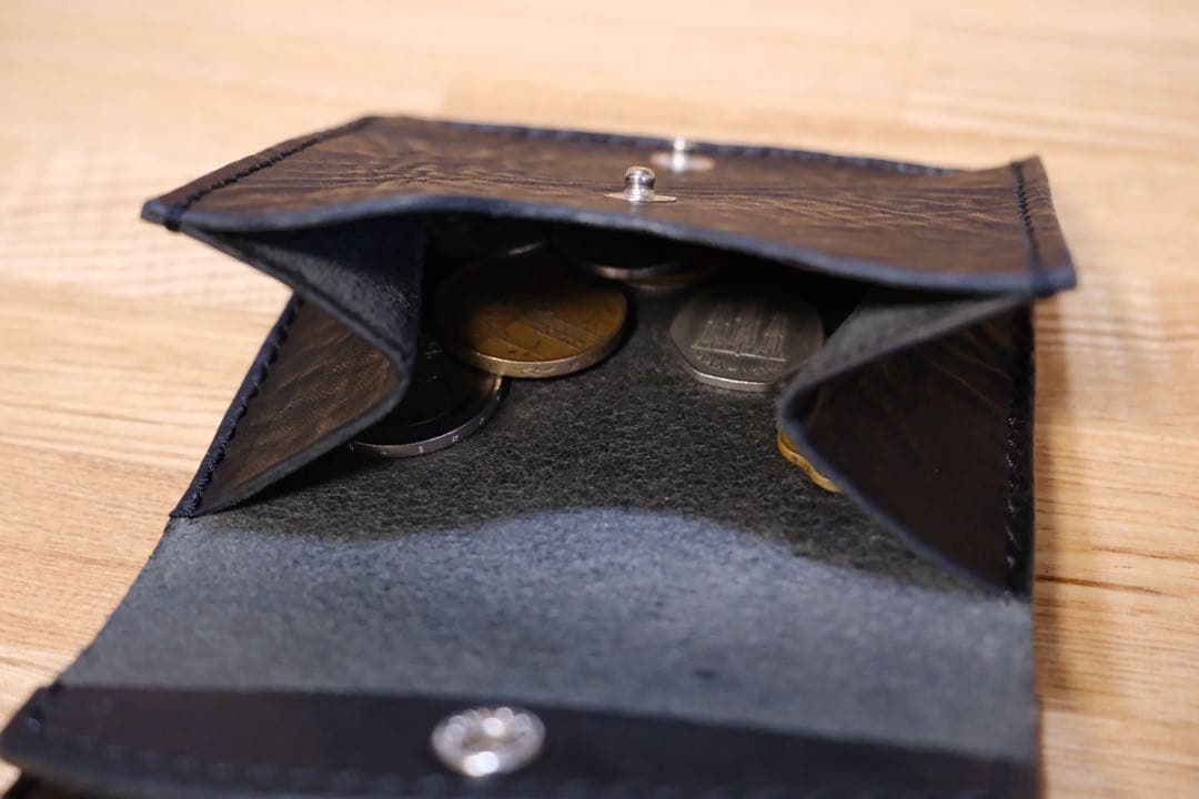 黒レザー折りたたみ財布　ハンドメイド　本革　ヌメ革　二つ折り