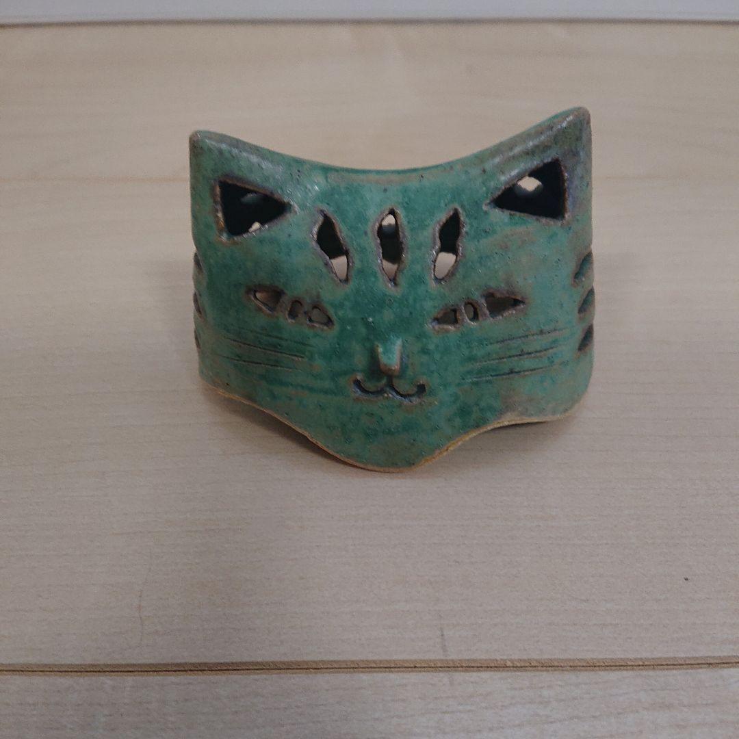 猫の形の陶器製置物　透かし彫り