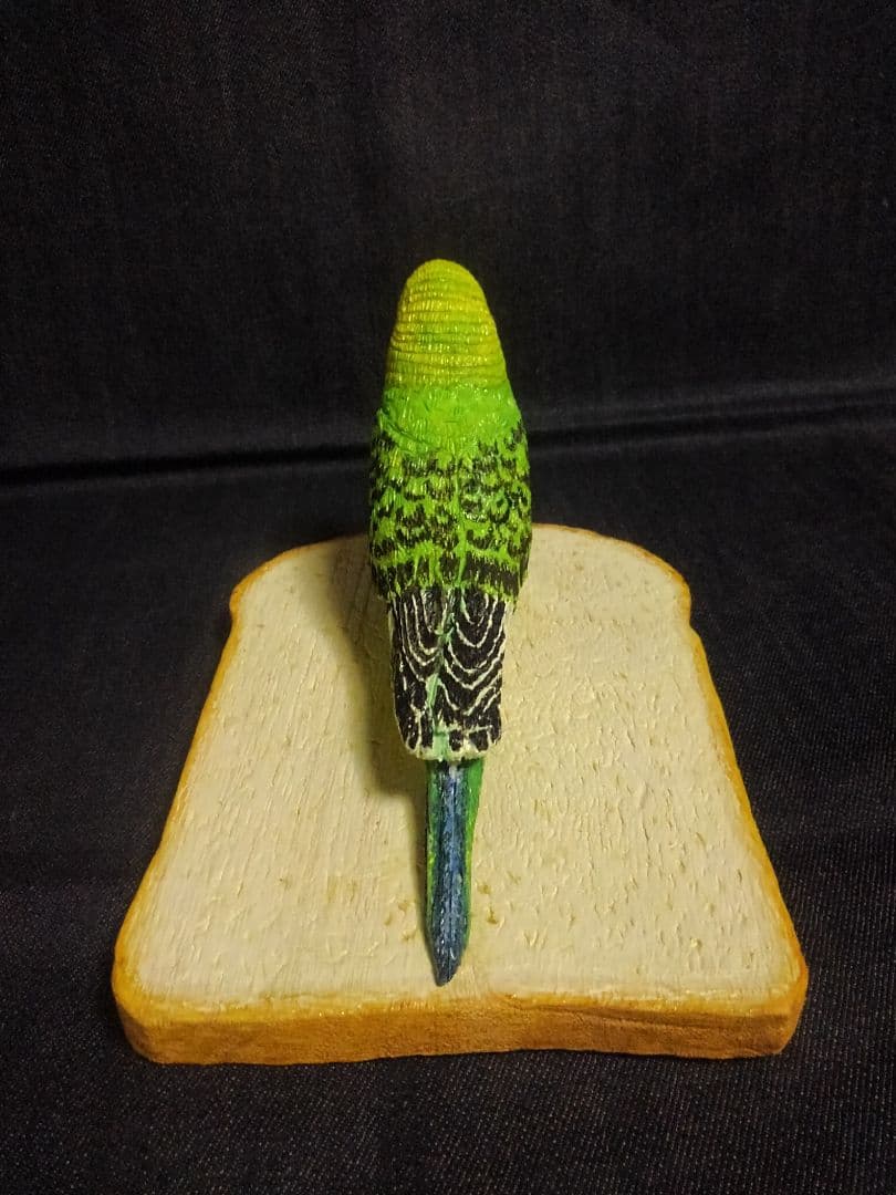 実物大 木彫りのセキセイインコと食パン