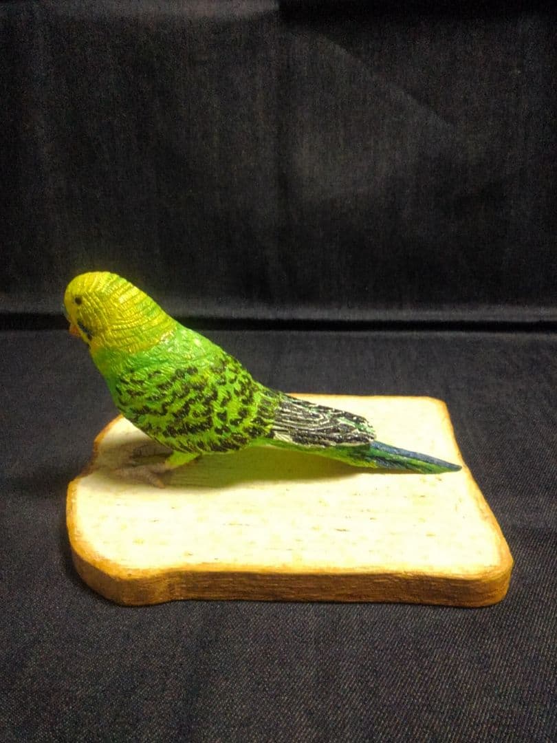 実物大 木彫りのセキセイインコと食パン