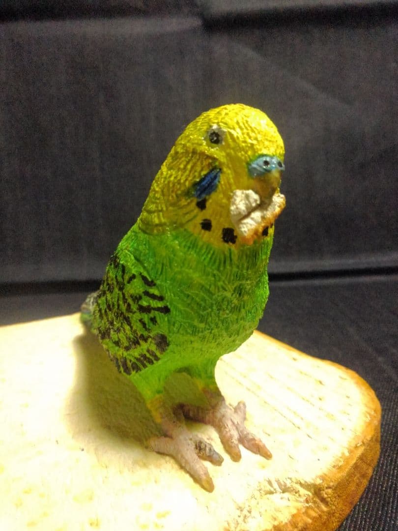 実物大 木彫りのセキセイインコと食パン