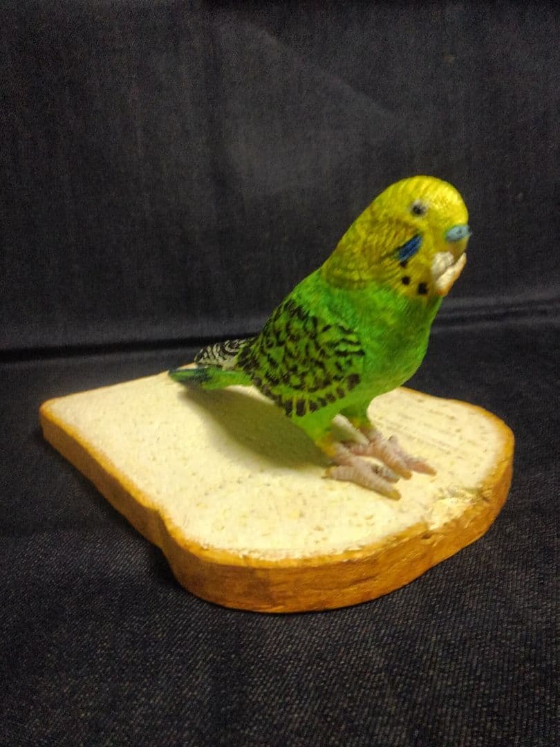 実物大 木彫りのセキセイインコと食パン