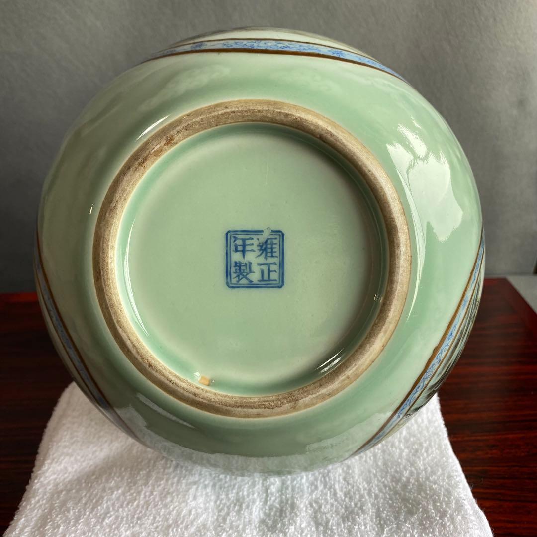 青磁三丸窓天球瓶　中国清代雍正年製　大瓶　花瓶　陶磁器　花入花生　山水人物画