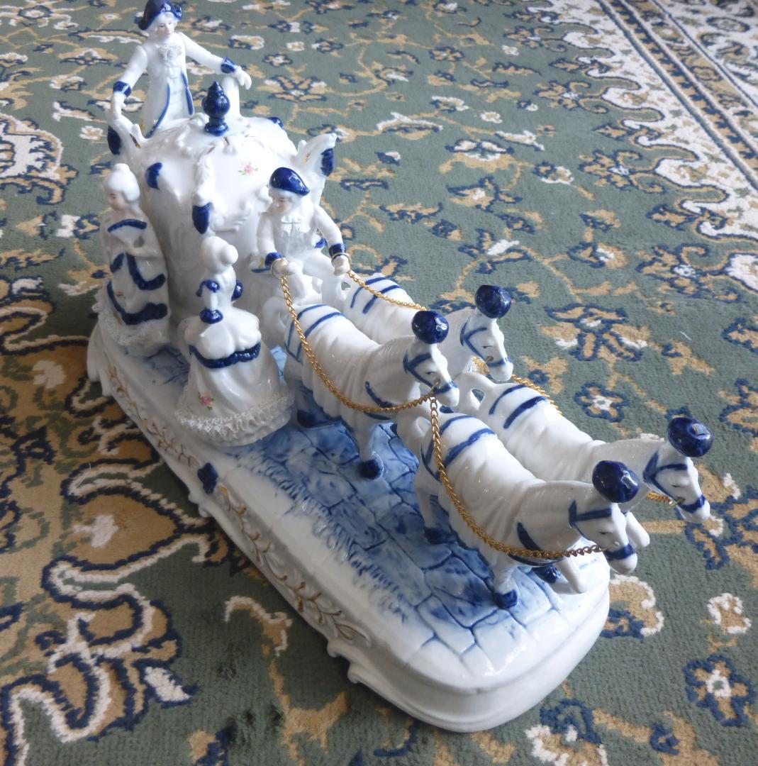 陶器製馬車と人形の置物