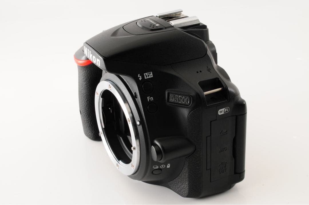 美品 【SC:8,443回】 ニコン Nikon D5500 18-140mm