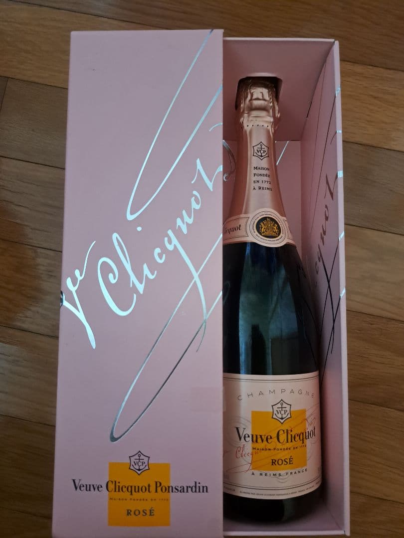 Veuve Clicquot Ponsardin ロゼ ギフトボックス入り未開封