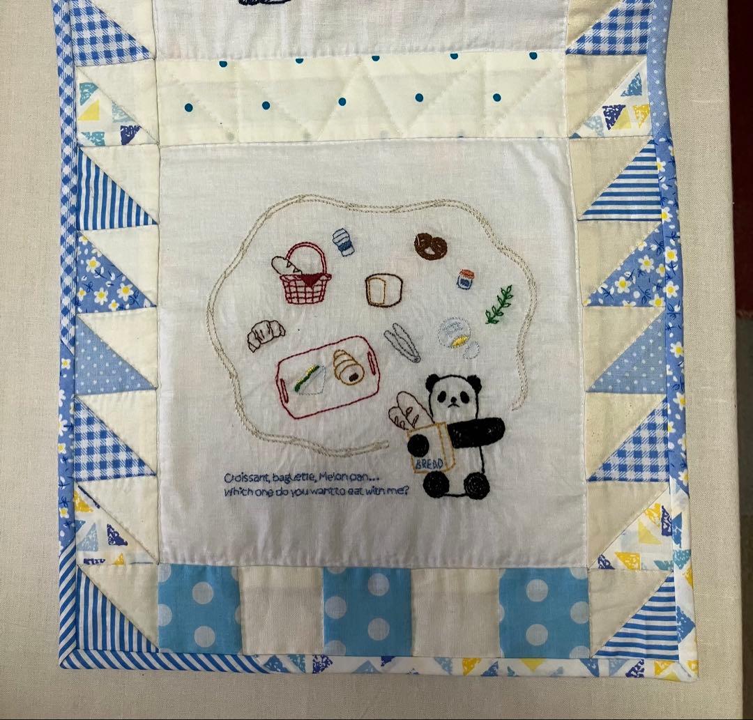刺しゅうとパッチワークのタペストリー