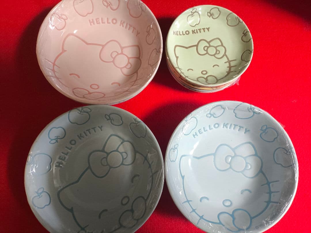 新品ハローキティペアボウル６枚と 2011ミニプレート５枚　食器　皿　陶器