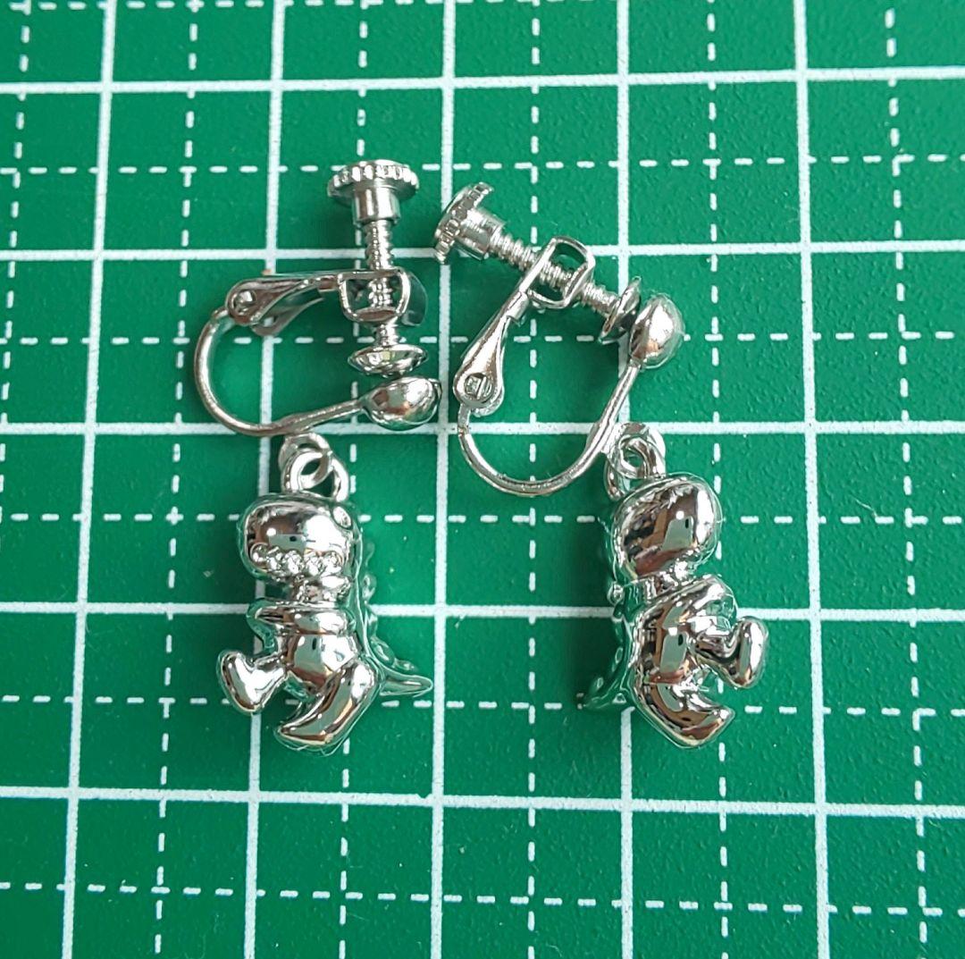 HM　イヤリング　シルバー　恐竜