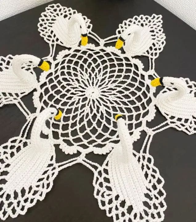 ハンドメイド　レース手編みの立体白鳥ドイリー