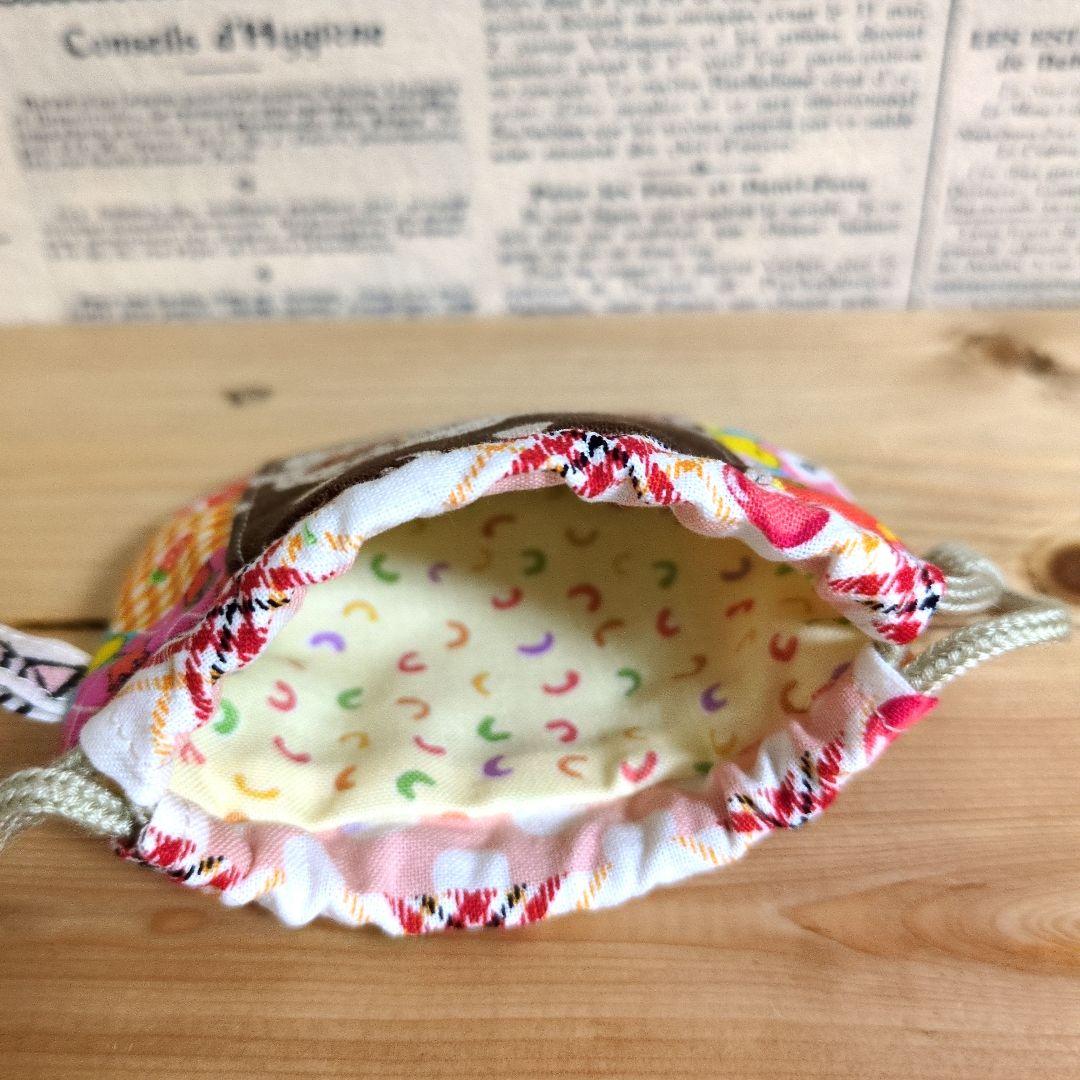 ハンドメイド　ミニミニ まるい巾着 (レトロねこ柄　ハニーチューン　チェリー)