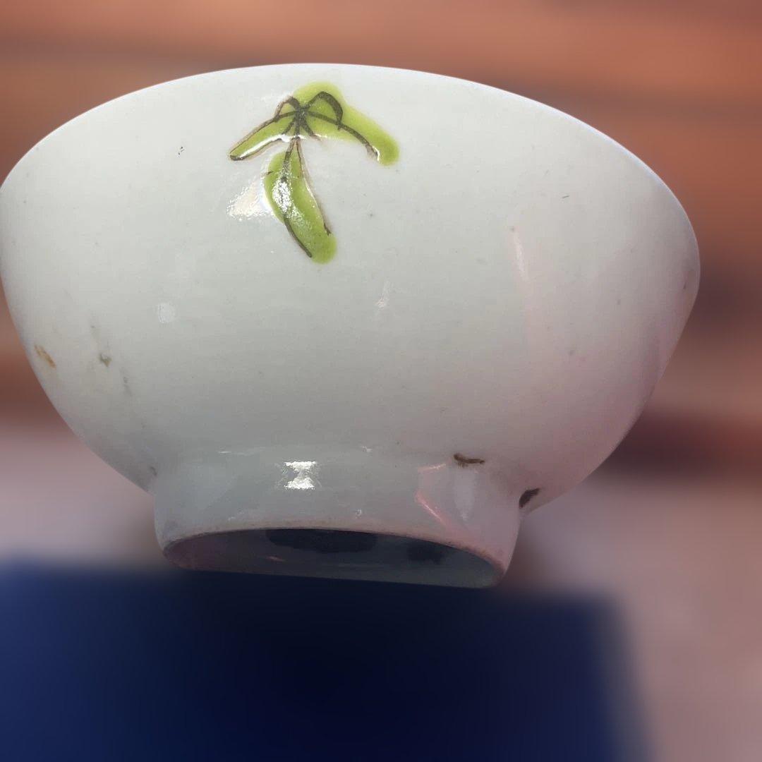中国清朝の花模様の陶器製茶碗