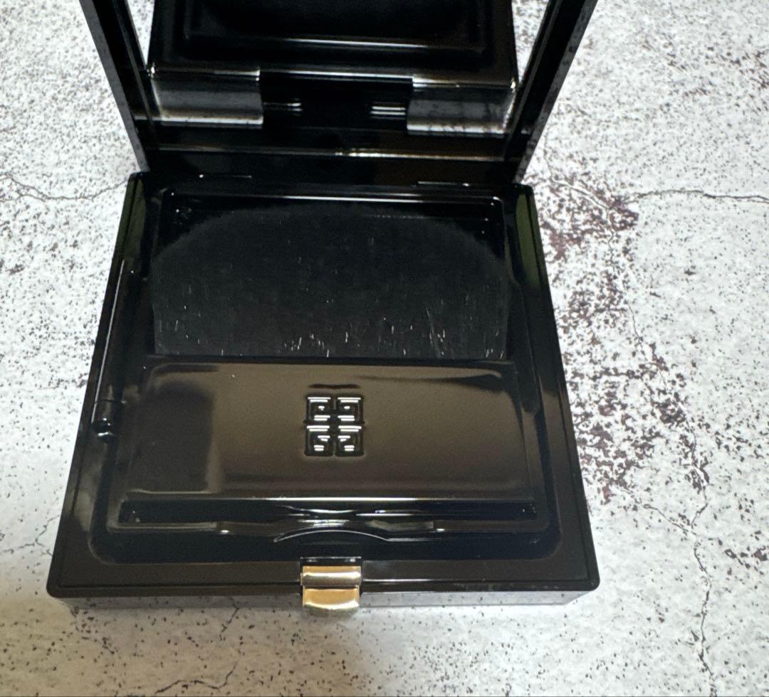 【新品未使用】GIVENCHY プリズム・リーブル・プレストパウダー 02