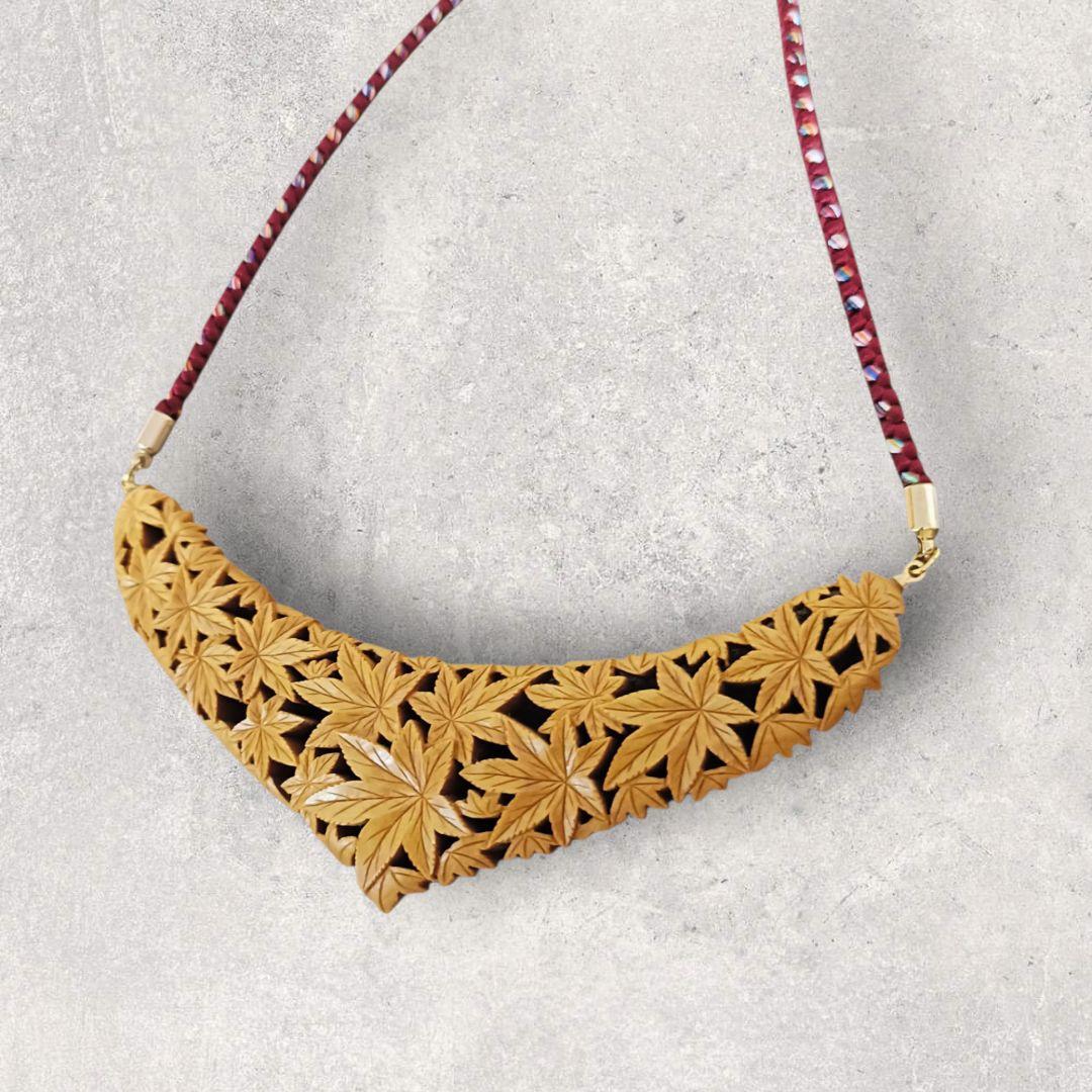 日本　手彫り　つげ細工　開工房 安藤光平　　ペンダント　紅葉　木彫り　工芸品