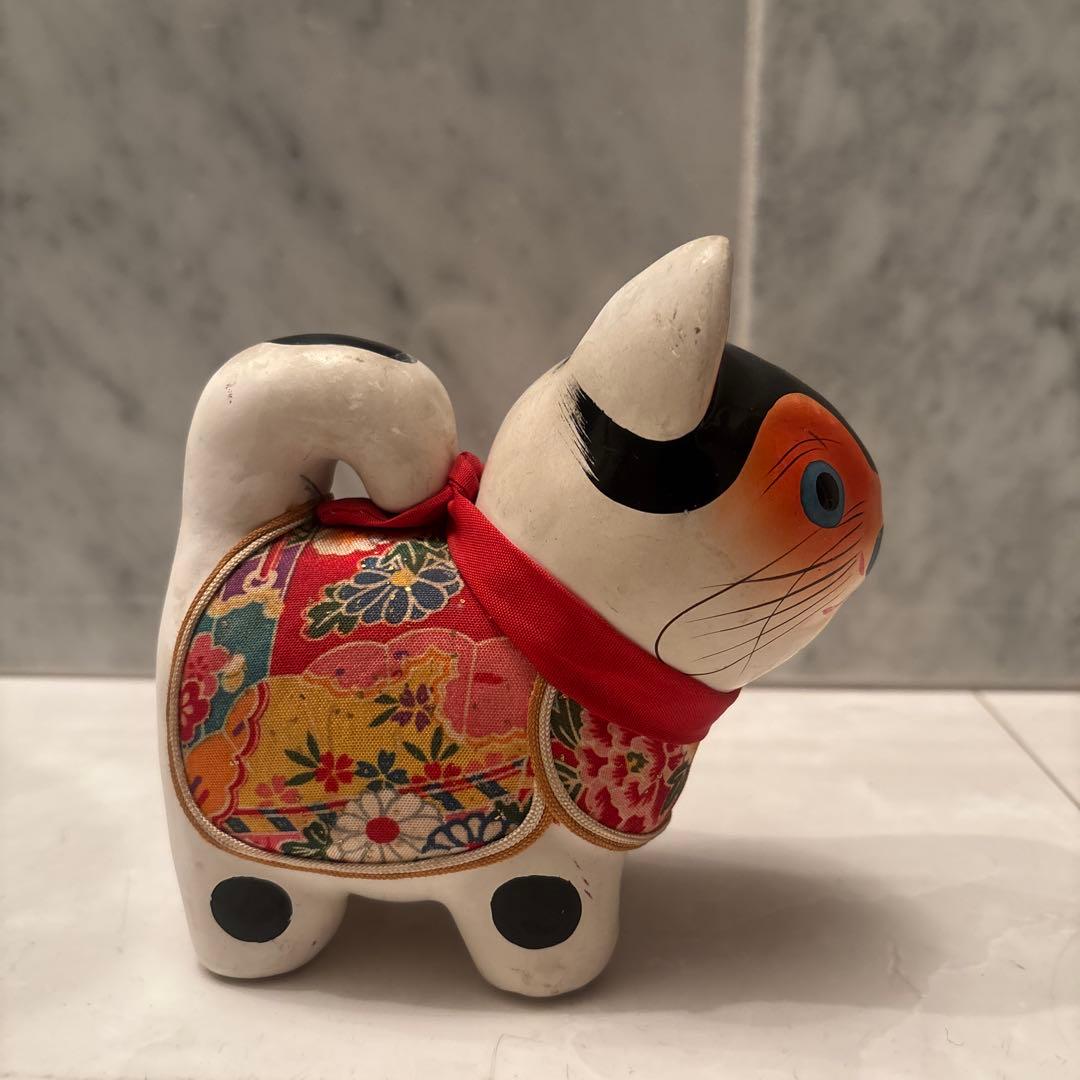 ヴィンテージ伝統工芸品お顔が他とは一線を画し、豪華絢爛な布が素敵な犬の陶器