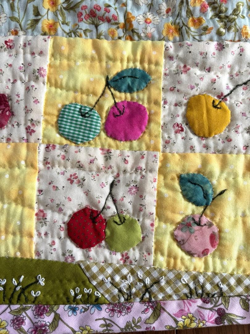 パッチワーク　キルト　タペストリー　刺繍　アップリケ