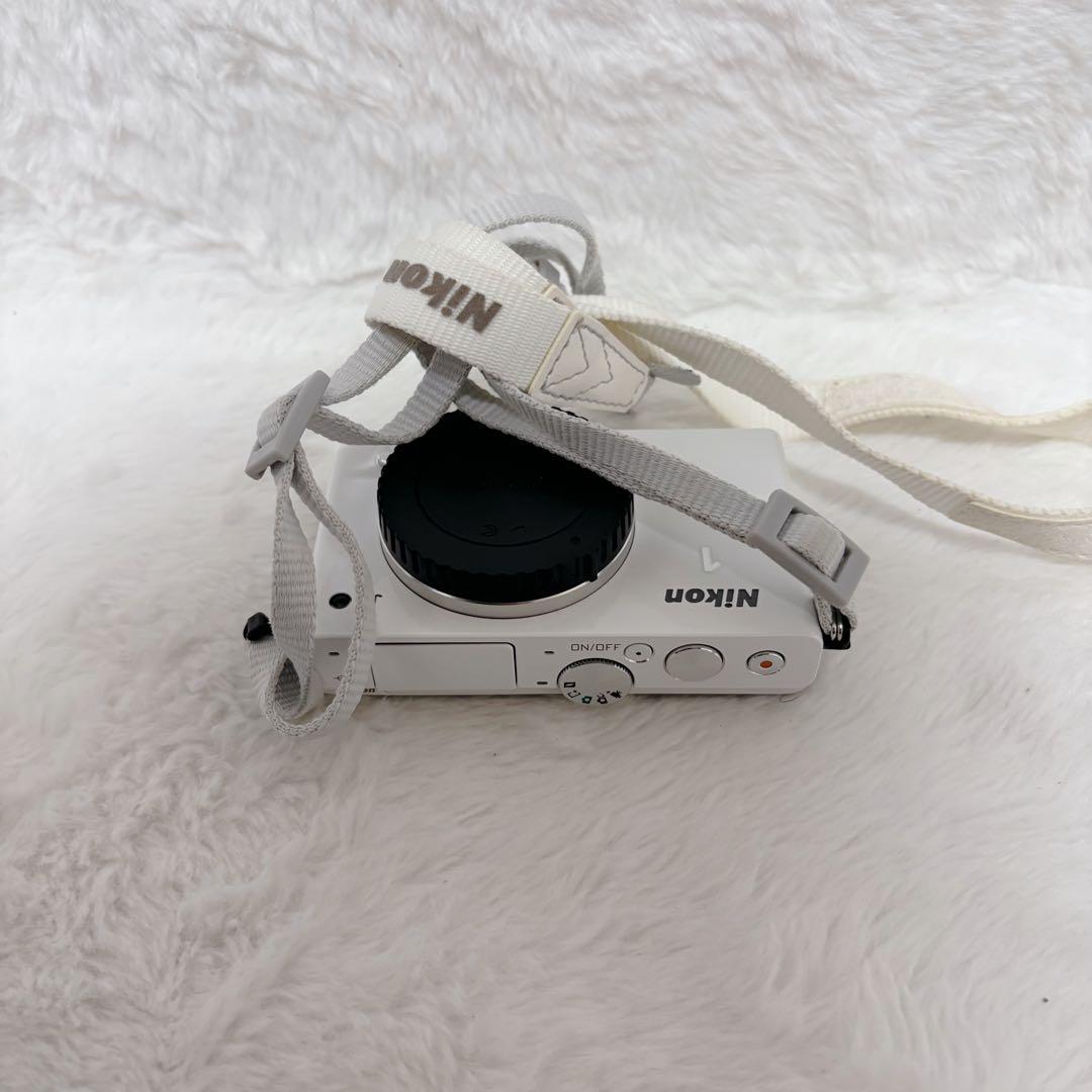 【極美品】Nikon 1 J4　ダブルズームキット ミラーレスカメラ ホワイト