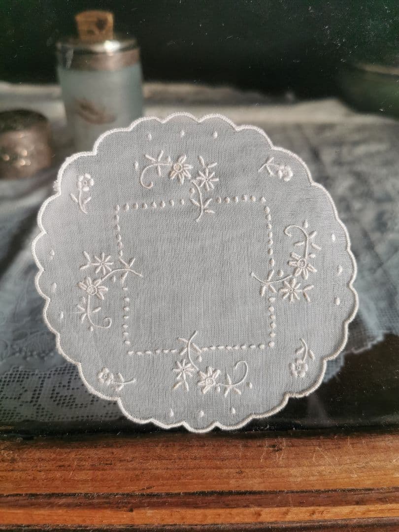 アンティーク シアーなピーニャクロス 小花の手刺繍 フラワーリムプチドイリーβ