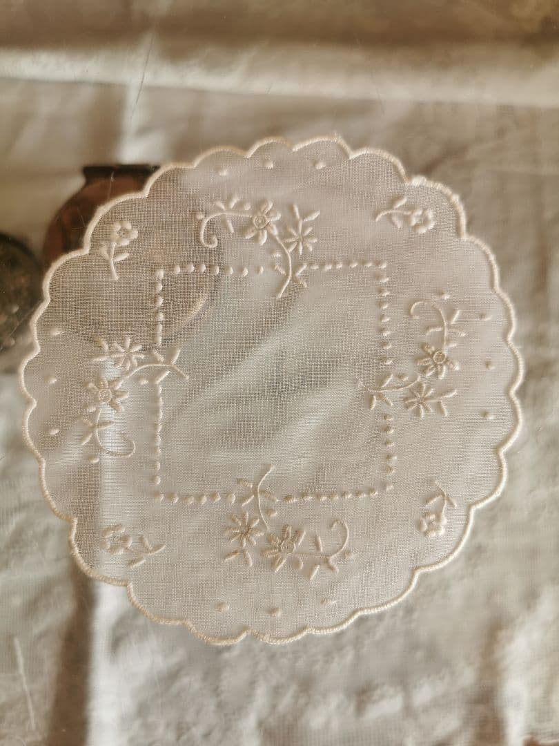アンティーク シアーなピーニャクロス 小花の手刺繍 フラワーリムプチドイリーβ